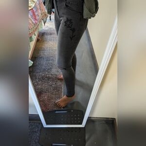 💕 3 for 12💕Old Navy Black Skinny jeans with Floral Design Size 6